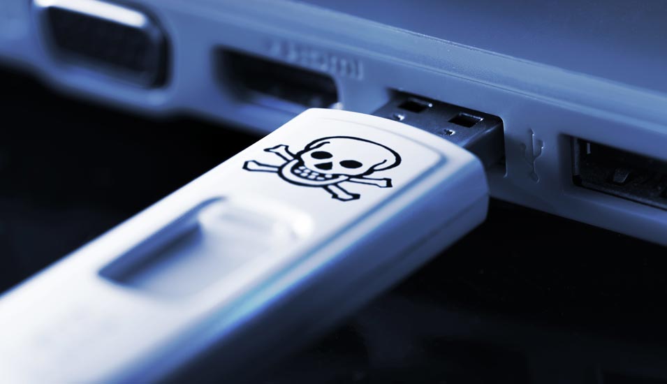 USB-Stick mit Totenkopfsymbol in einem Laptop
