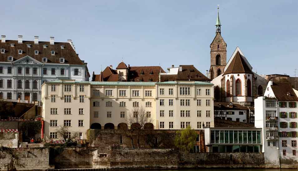 Gebäude am Rheinufer der Alten Universität der Universität Basel