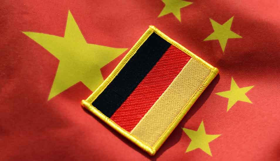 kleine Deutschlandfahne auf großer China-Fahne