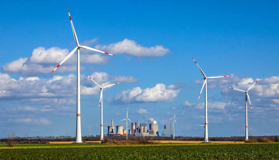 Windräder vor einem Kraftwerk an einem Kohletagebau