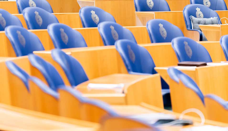 leere Sitze im niederländischen Parlamentssaal