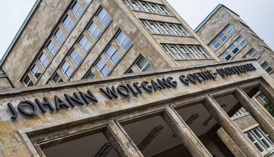 Schriftzug "Johan Wolfgang Goethe-Universität" auf dem Campus Westend in Frankfurt.