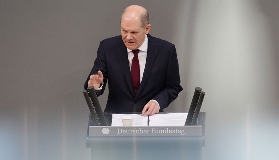 Bundeskanzler Olaf Scholz während der Regierungserklärung zu Beginn der Sondersitzung des Bundestags zum Krieg in der Ukraine am 27. Februar 2022.