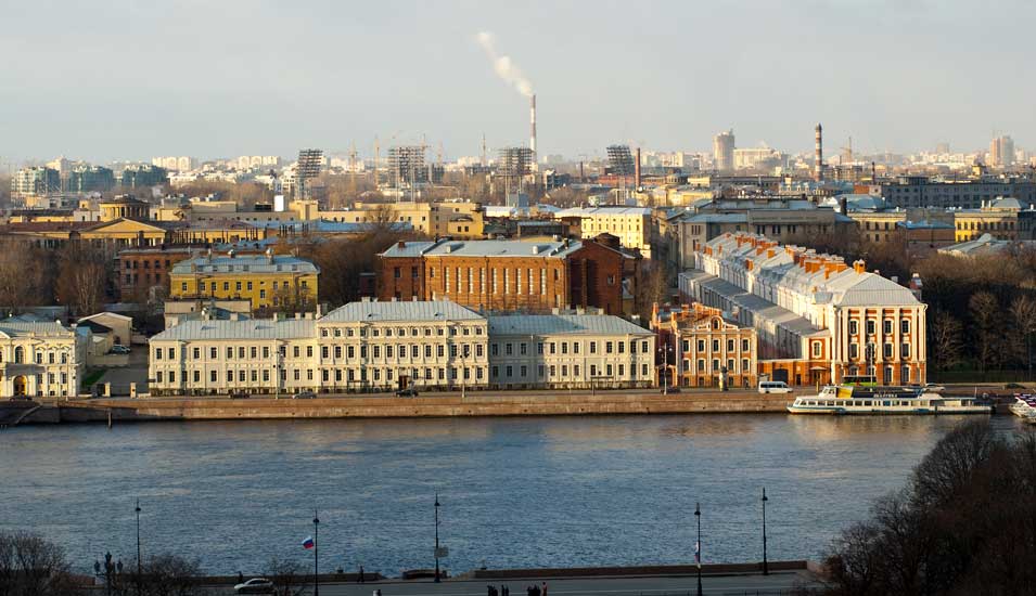 Blick auf den Fluss Newa und die Staatliche Universität St. Petersburg von oben (Archivbild von 2007).