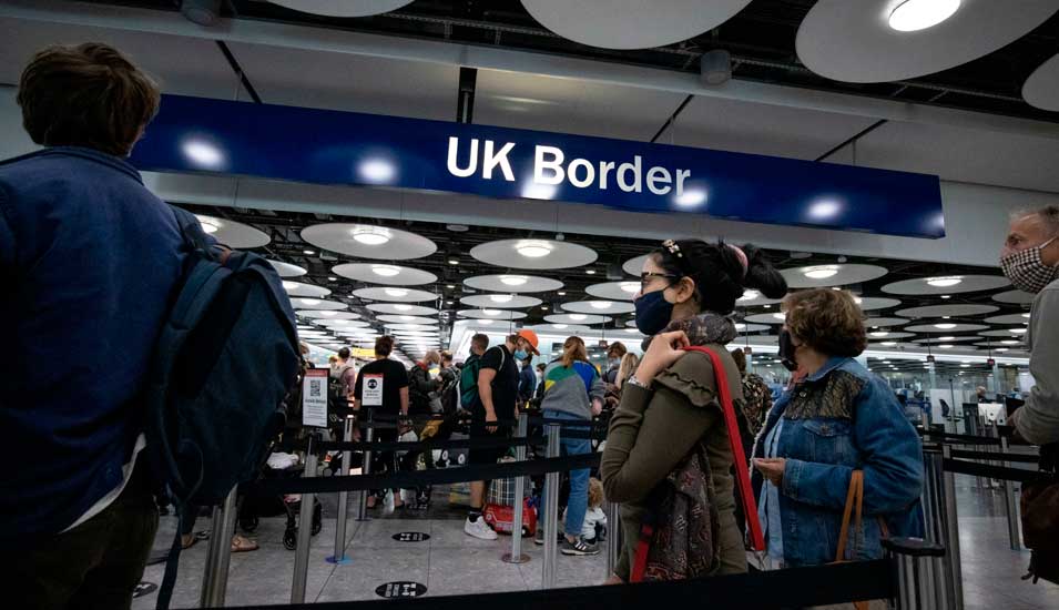 Einreisende an der britischen Grenze am Flughafen