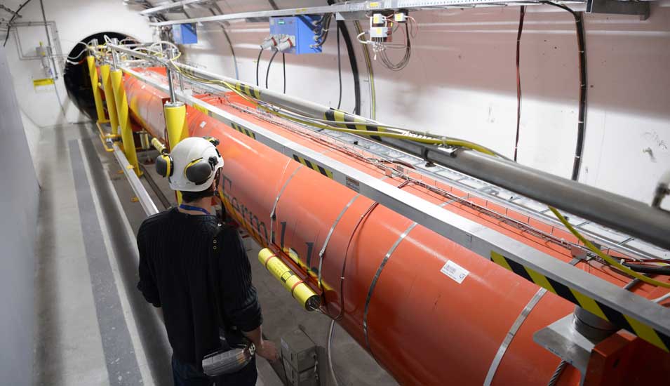 Techniker arbeitet am Teilchenbeschleuniger LHC (Large Hadron Collider) des CERN. 