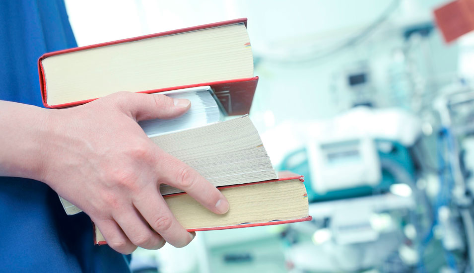 Medizinstudent trägt Bücher