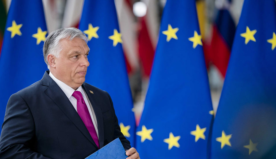 Der ungarische Ministerpräsident Viktor Orban im Mai 2022 in Brüssel, im Bildhintergrund die Flagge der Europäischen Union.
