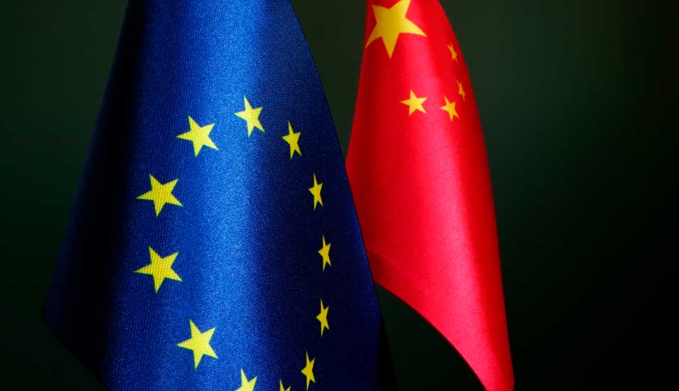 Flaggen von Europa und China vor schwarzem Hintergrund