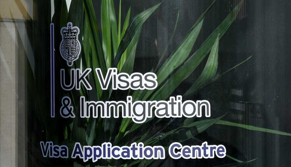 Visa für Großbritannien werden für die Angehörigen internationaler Studierender schwieriger zu erhalten sein. Bild des Schaufensters eines Büros für Visabewerbungen.