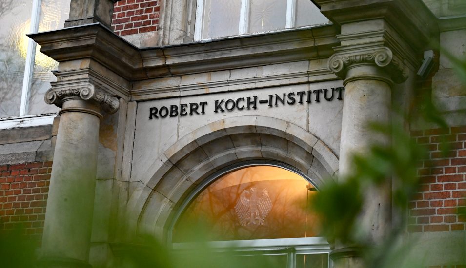 Das Bild zeigt den Eingang zum Robert Koch-Instituts.