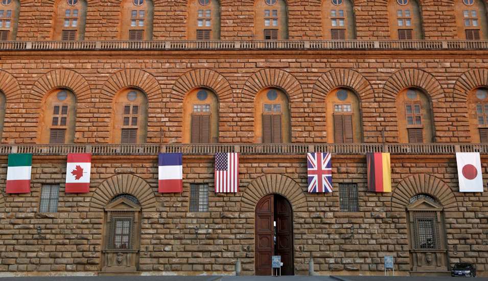Das Bild zeigt die Flaggen der G7-Staaten am Palazzo Pitti.