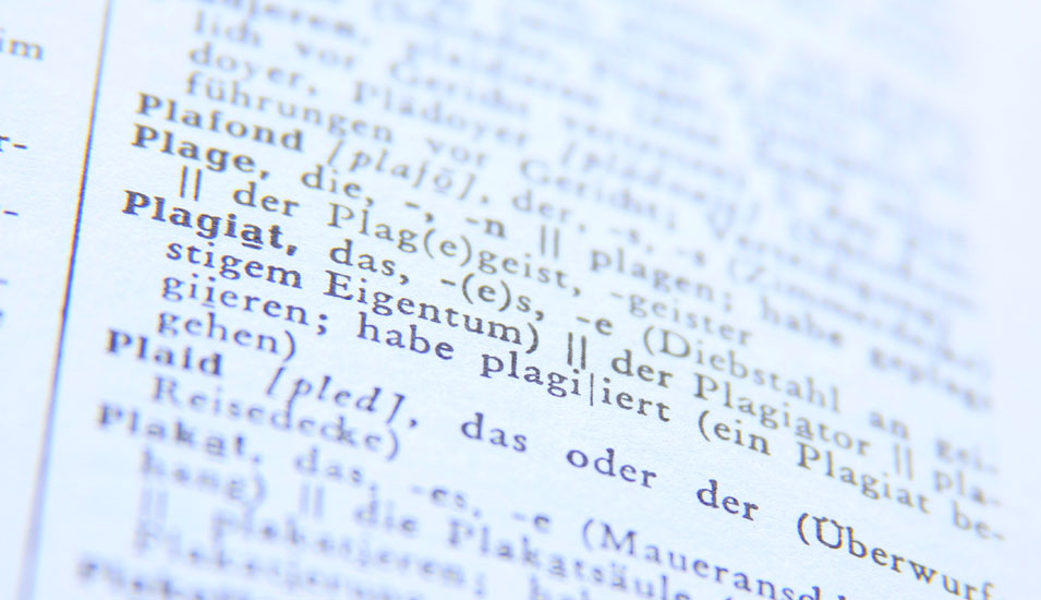 Detailaufnahme eines Wörterbuchs mit der Definition des Worts "Plagiat" als Diebstahl an geistigem Eigentum.