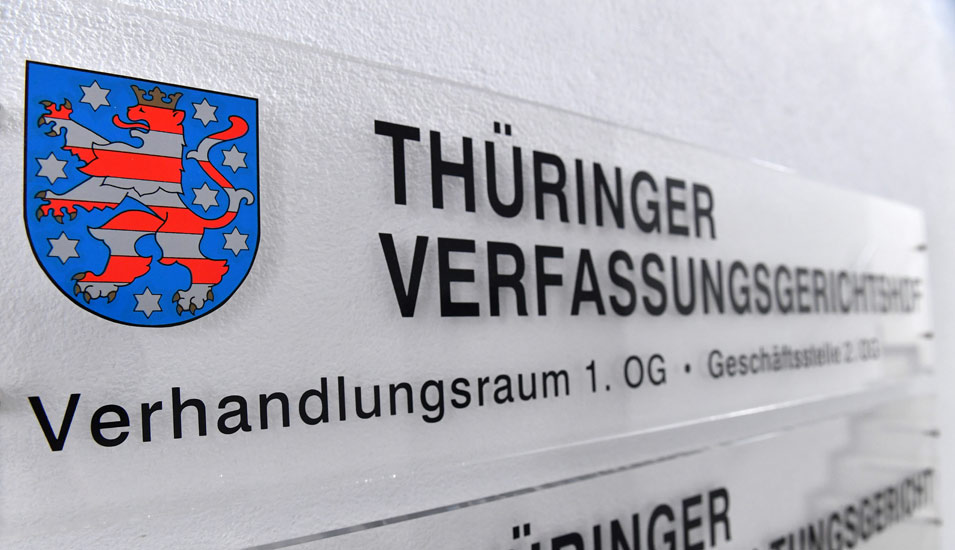 Auf einem Schild an einem Gebäude ist "Thüringer Verfassungsgericht" zu lesen. 