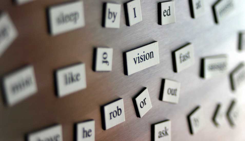 Kühlschrankpoesie: Magnete mit Wörtern an einer Kühlschranktür