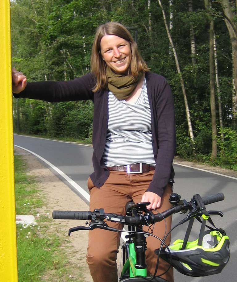 Dr. Jana Kühl auf einem Fahrrad sitzend