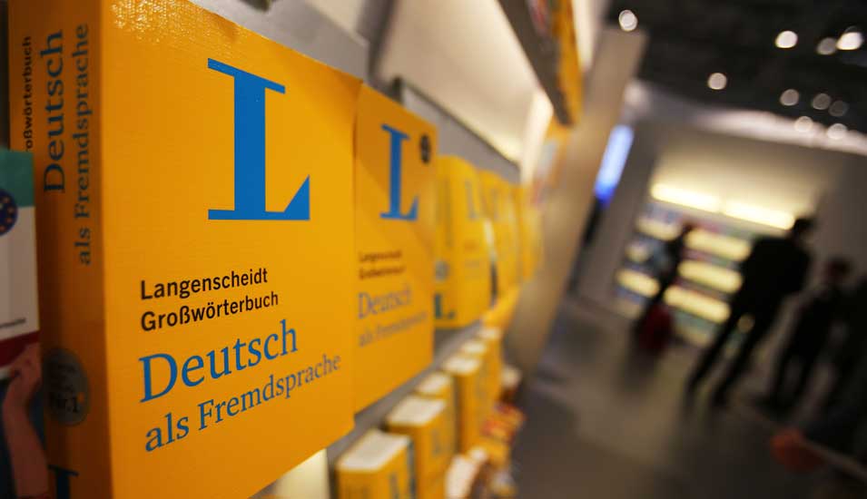 Ein Wörterbuch für Deutsch als Fremdsprache von Langenscheidt in einem Bücherregal