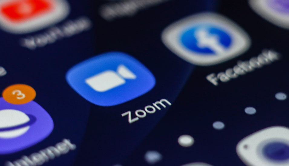 Thumbnail-Logos von Zoom, Facebook und Youtube auf einem Smartphone-Display