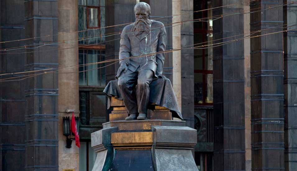 Das Denkmal des Schriftstellers Fjodor Dostojewski am Platz vor der Russischen Staatsbibliothek in Moskau.