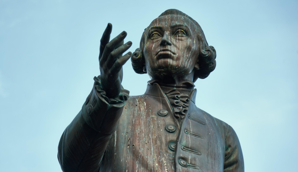 Das Bild zeigt die Statue Immanuel Kants vor der "Baltischen Föderalen Immanuel-Kant-Universität" in Kaliningrad, Russland.