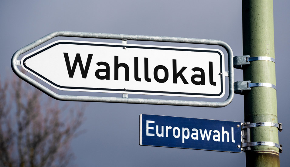 Auf zwei Schildern steht "Wahllokal" und "Europawahl".