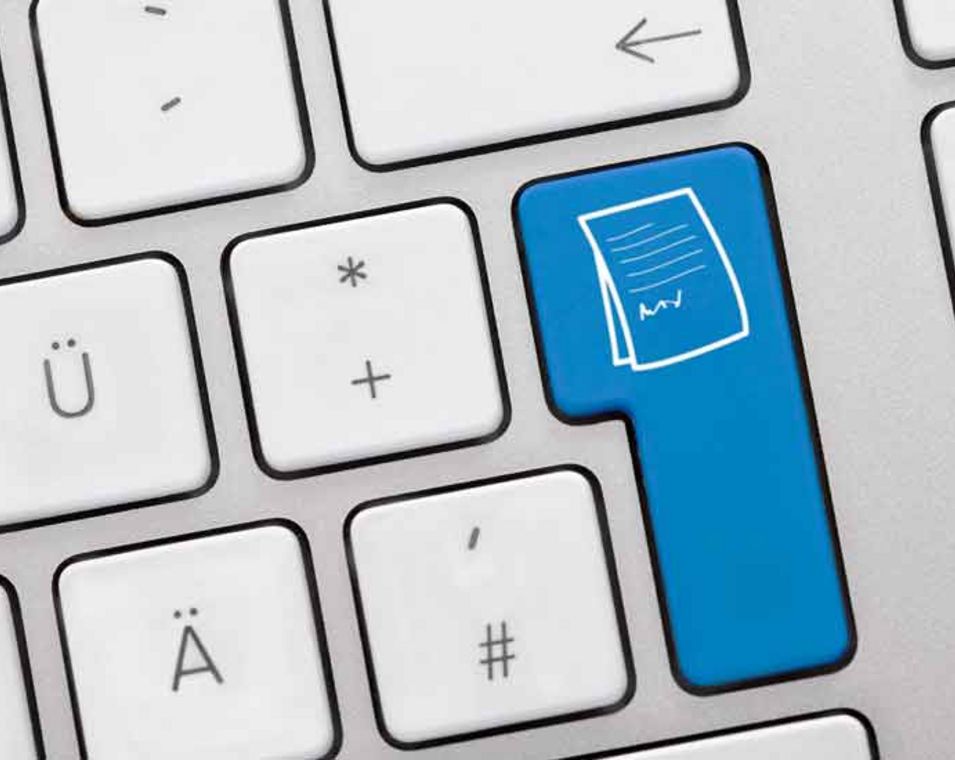 weiße Computertastatur mit blauer Entertaste, auf der ein Icon eines Dokuments abgebildet ist