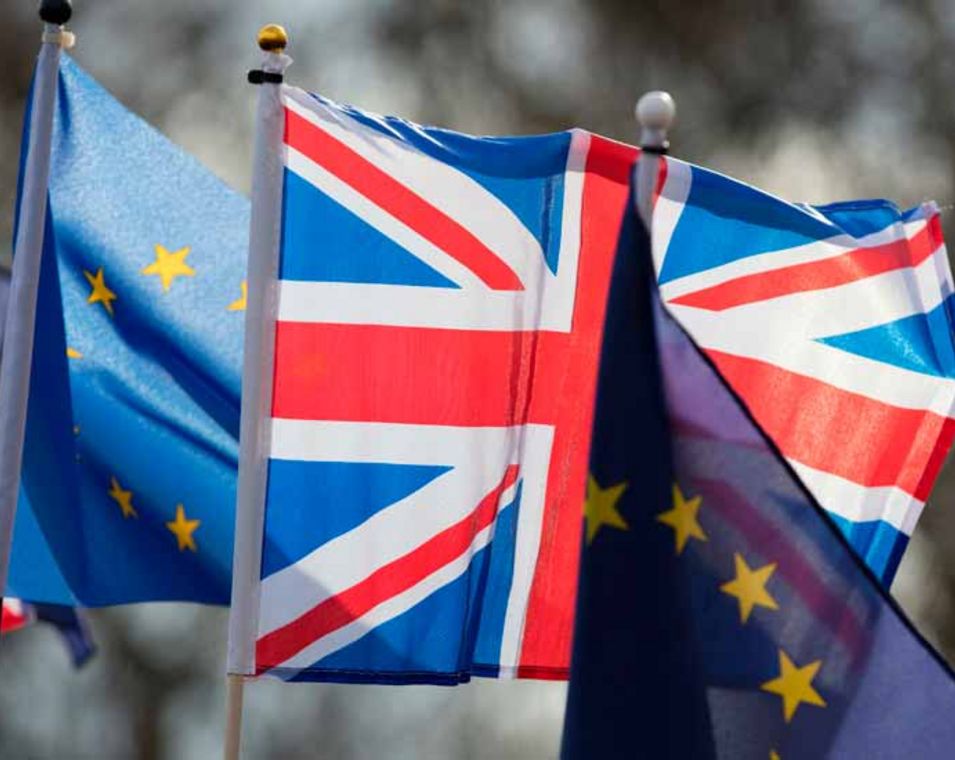 Flaggen von Großbritannien und der EU