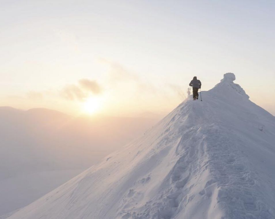 Bergsteiger auf dem Gipfel eines schneebedeckten Berges