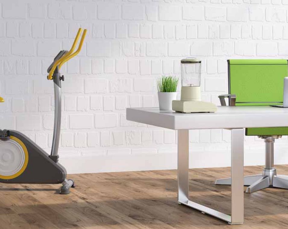 Büro mit einem Schreibtisch und einem Fitness-Gerät