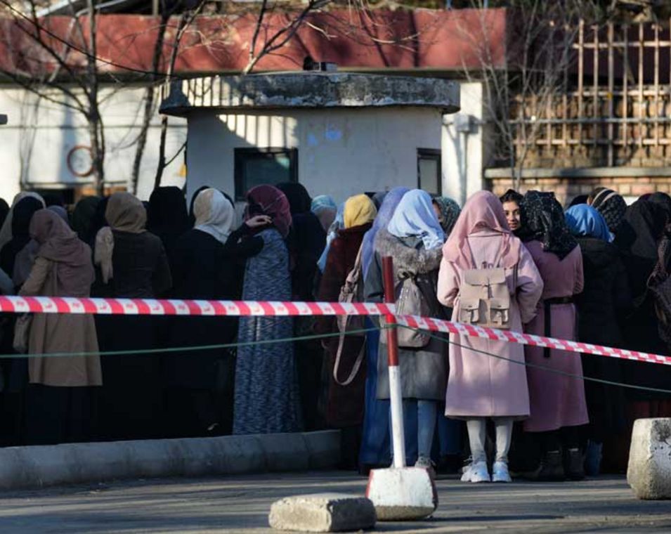 Studentinnen stehen im Februar 2022 vor der Universität Kabul an.