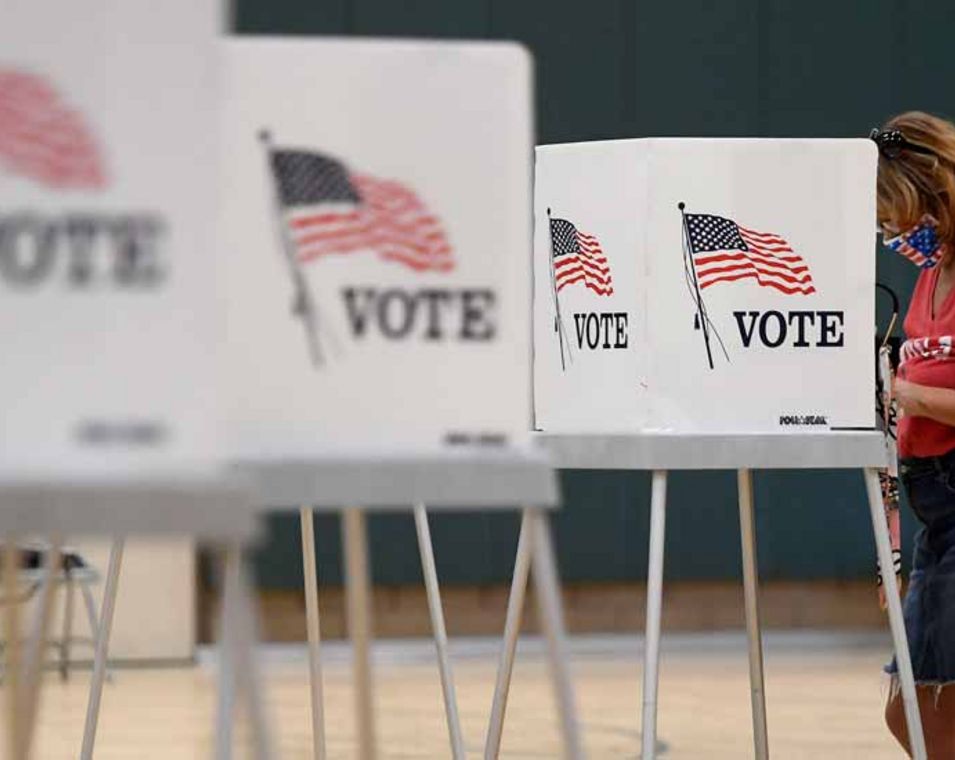 Eine Frau gibt in einer Wahlkabine ihre Stimme ab für die US-Wahl 2020