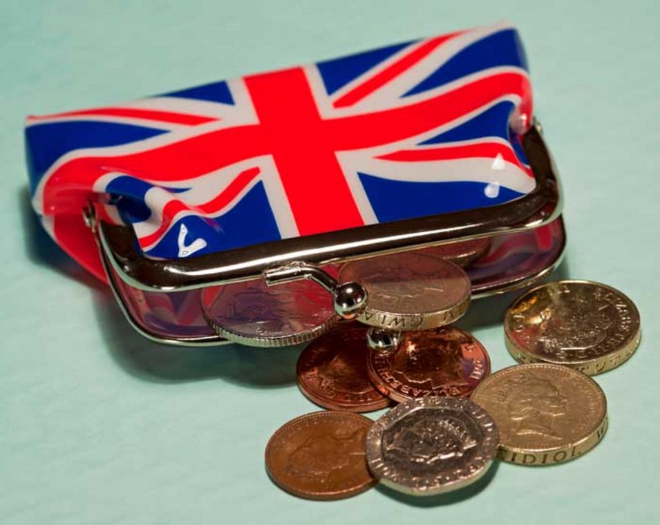 Geldbörse mit Union Jack und Pfundmünzen 