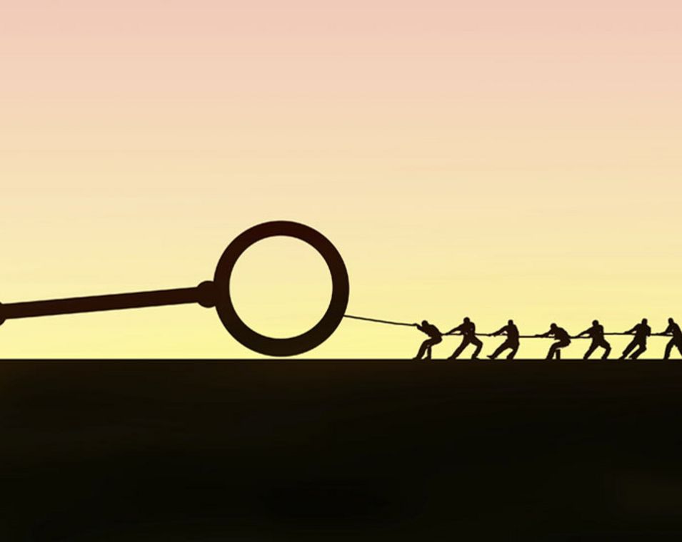 Illustration: Mehrere Menschen ziehen an einem gigantischen Schlüssel