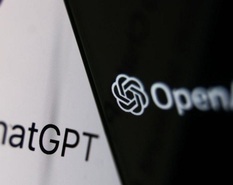 Das OpenAI-Logo und die ChatGPT-Webseite werden nebeneinander auf einem Bildschirm eines Smartphones beziehungsweise eines Laptops angezeigt.