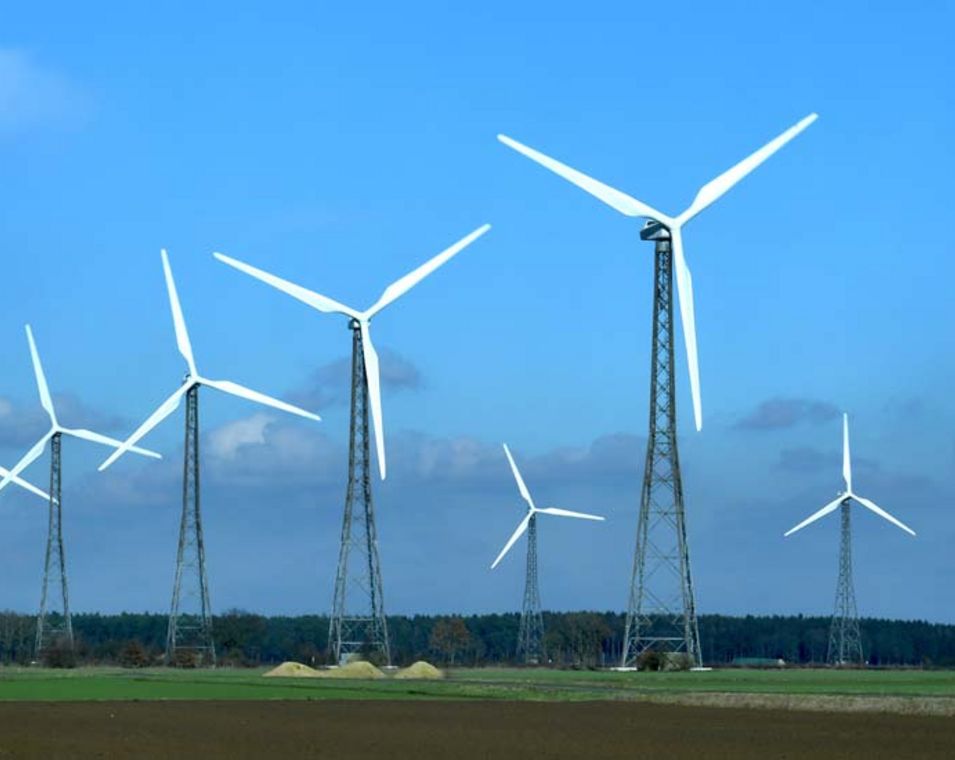 Foto von Windenergieanlagen auf einem Feld in Niedersachsen