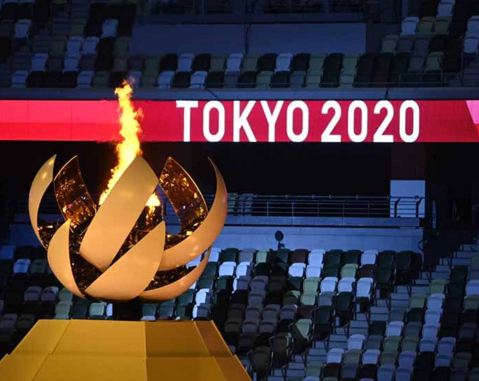 Olympia 2020/21: Das olympische Feuer bei der Eröffnungsfeier im Olympiastadion in Tokio.