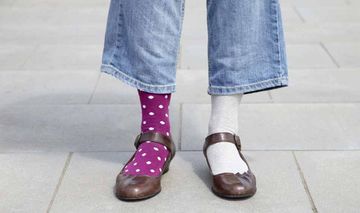 Füße einer Frau mit zwei unterschiedlichen Socken