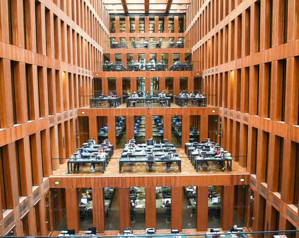 Das Foto zeigt das Jacob- und Wilhelm-Grimm-Zentrum, Bibliothek, Humboldt Universität, Berlin