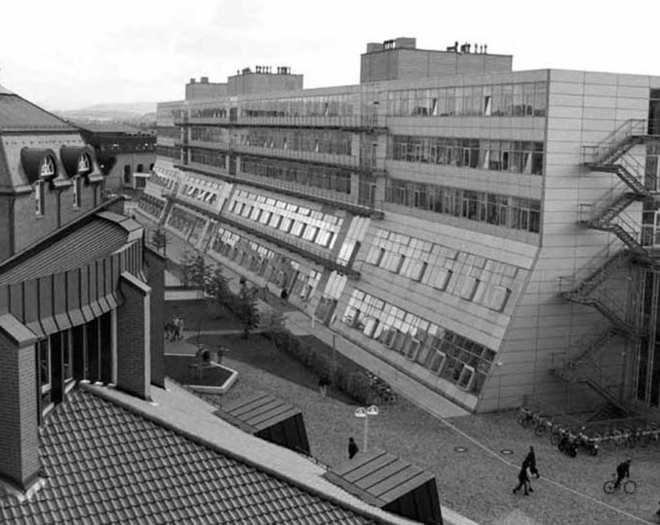 Foto von Oktober 1996: Die Uni Kassel feiert 25.-jähriges Jubiläum. Blick auf einen Teil der Gesamthochschule Kassel (GhK), rechts im Bild der in diesem Jahr eingeweihte Neubau für den Fachbereich Technik. 