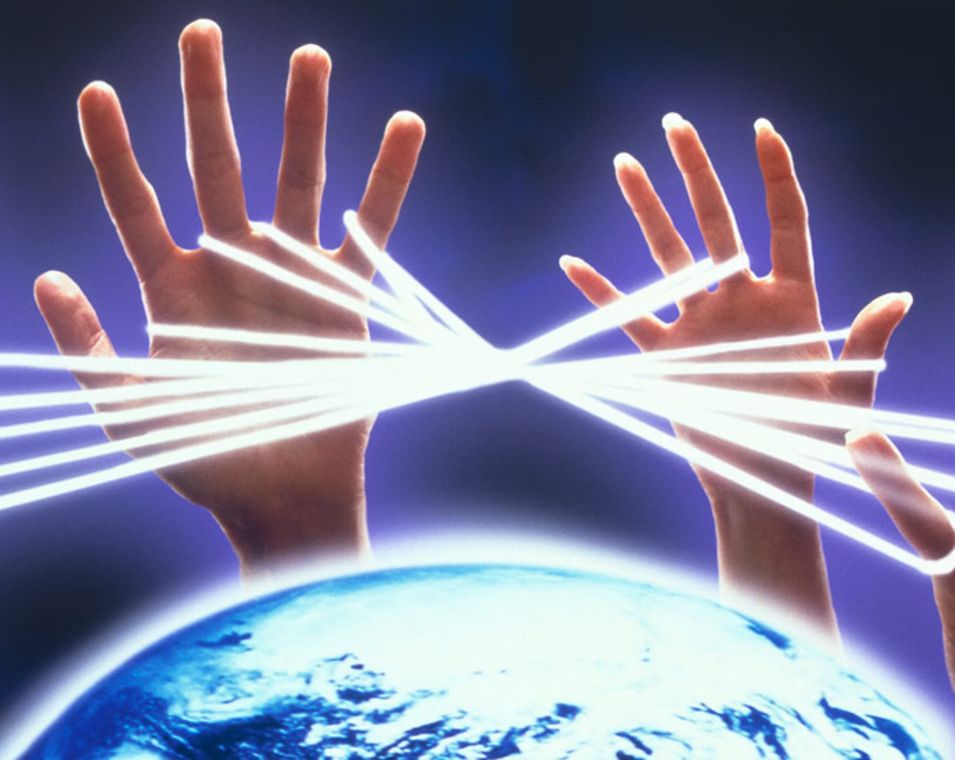 Ein Globus ist umringt  von vier Händen, die mit leuchtenden Fäden miteinander verbunden sind. 