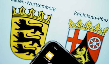 Symbolfoto der App Wahl-O-Mat im Hintergrund mit Landeswappen der Bundesländer Baden-Württemberg und Rheinland-Pfalz fuer die bevorstehenden Landtagswahlen 