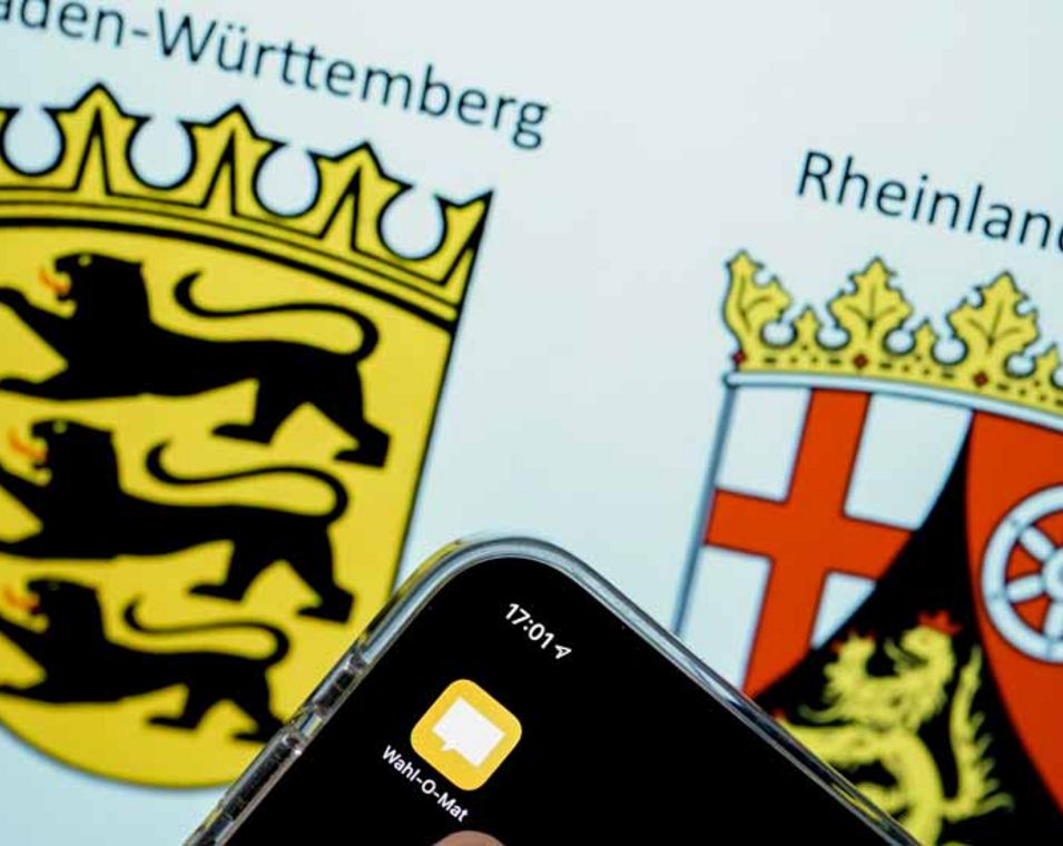 Symbolfoto der App Wahl-O-Mat im Hintergrund mit Landeswappen der Bundesländer Baden-Württemberg und Rheinland-Pfalz fuer die bevorstehenden Landtagswahlen 