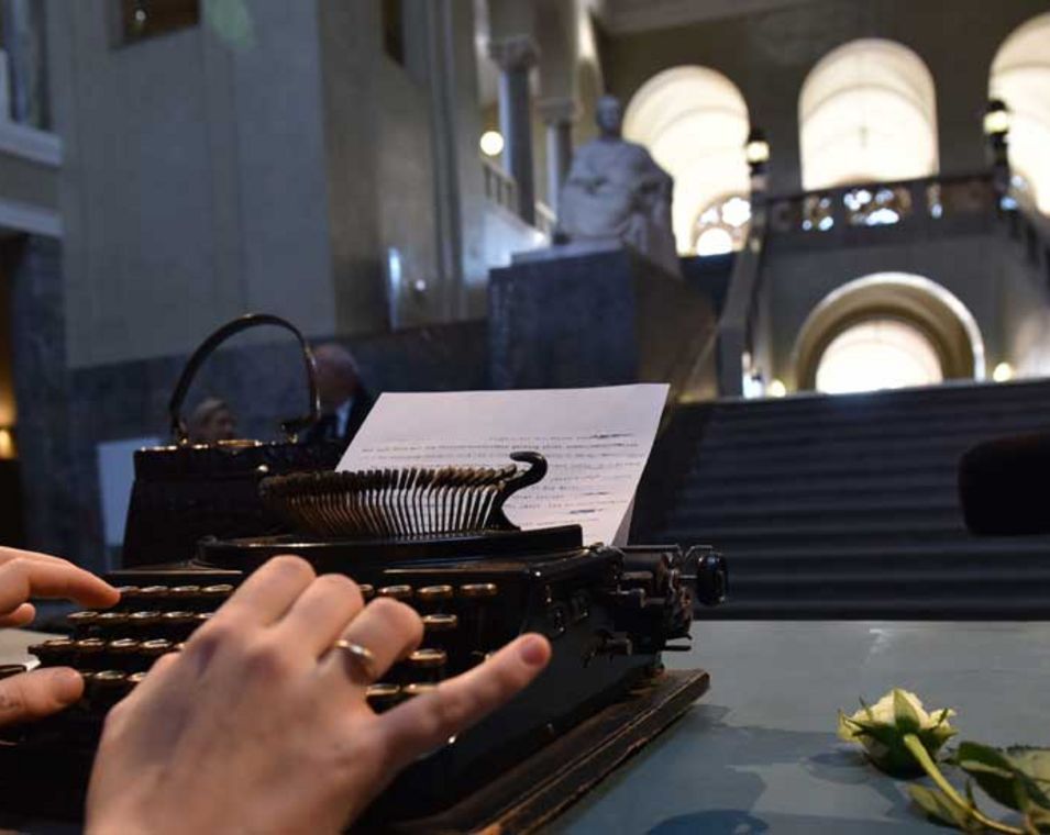 Das Foto zeigt eine Schreibmaschine als Teil einer Kunstaktion der Weißen Rose