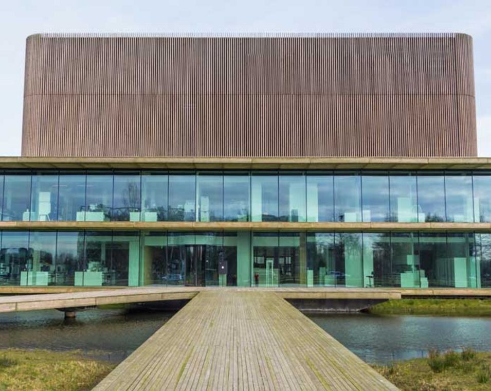 Außenansicht eines nachhaltigen Universitätsgebäudes des "Wageningen Univeristy and Research Campus" in den Niederlanden.