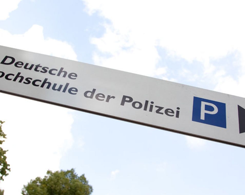 Ein Straßenschild weist auf den Parkplatz der Deutschen Hochschule der Polizei hin