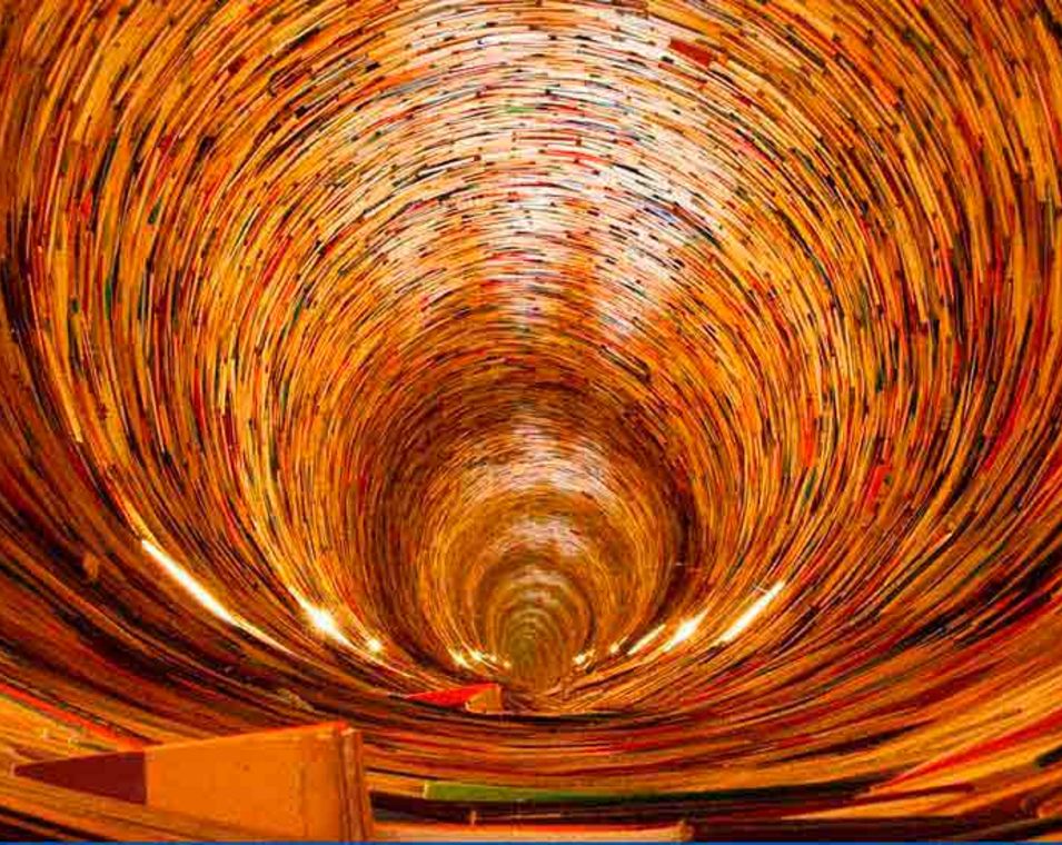 Ein symbolischer Tunnel voller Bücher