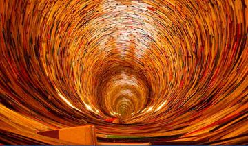 Ein symbolischer Tunnel voller Bücher