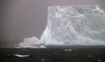 Das Bild zeigt einen Tafeleisberg in der Antarktis
