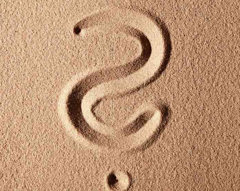 Ein Fragezeichen in Sand gemalt