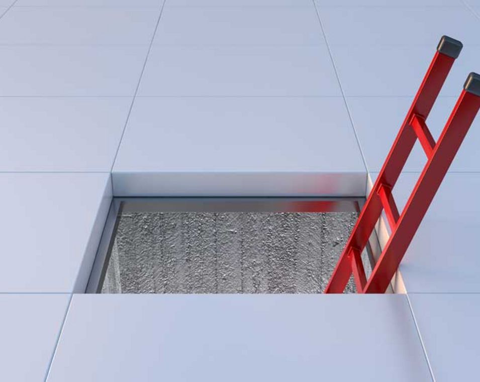 die Spitze einer roten Leiter ragt aus einer Luke in einem gekachelten Boden